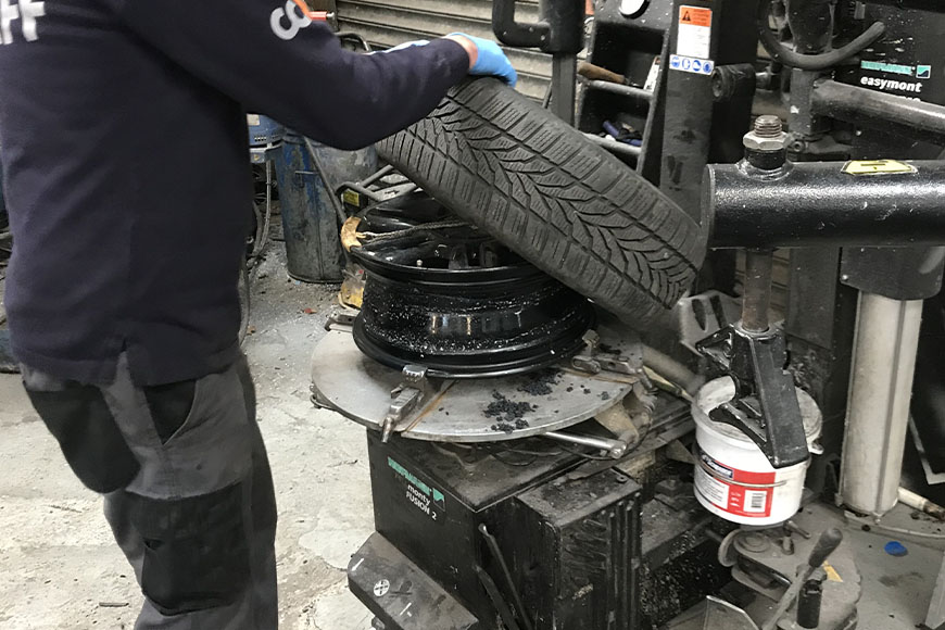 Tyre fitting after alloy rim repair